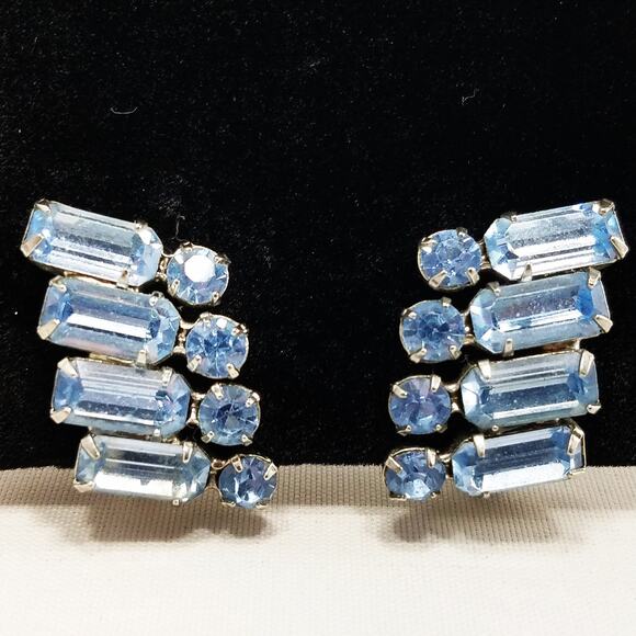 Vintage WEISS Powder Blue Clip Earrings, Silver Tone 1950s Austrian Crystal - Picture 2 of 10